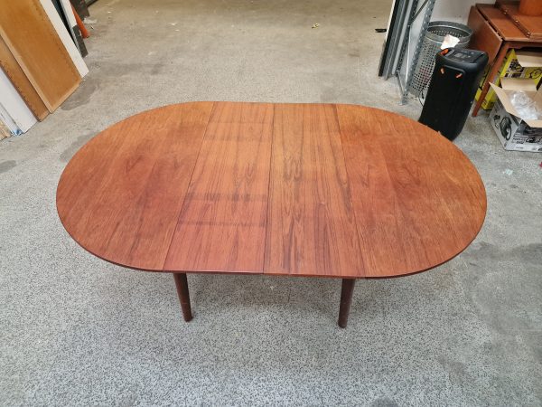 Rundt spisebord i teak med to tillægsplader