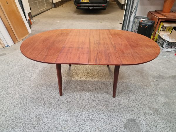 Rundt spisebord i teak med to tillægsplader