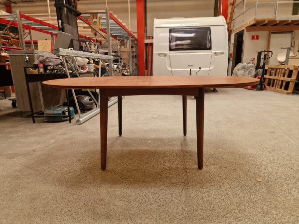 Rundt spisebord i teak med to tillægsplader