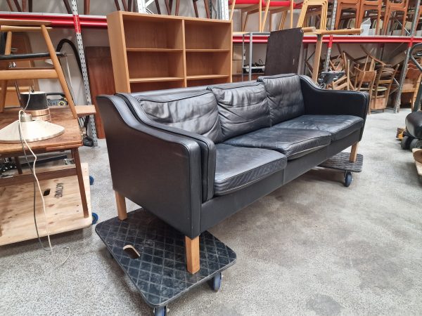 Sort trepersoners sofa