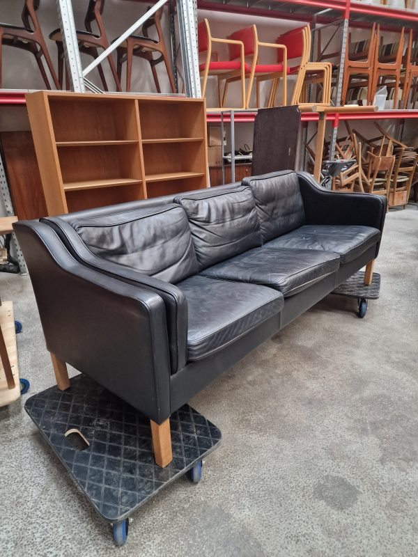 Sort trepersoners sofa