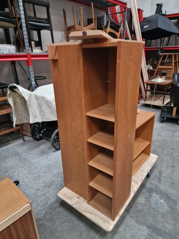 To smalle høje reoler, til feks cd'er, egetræ, Hundevad