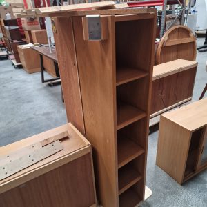 Væghængt reol med vitrine-skabe med skydelåger og en åben, egetræ, Hundevad - Image 7