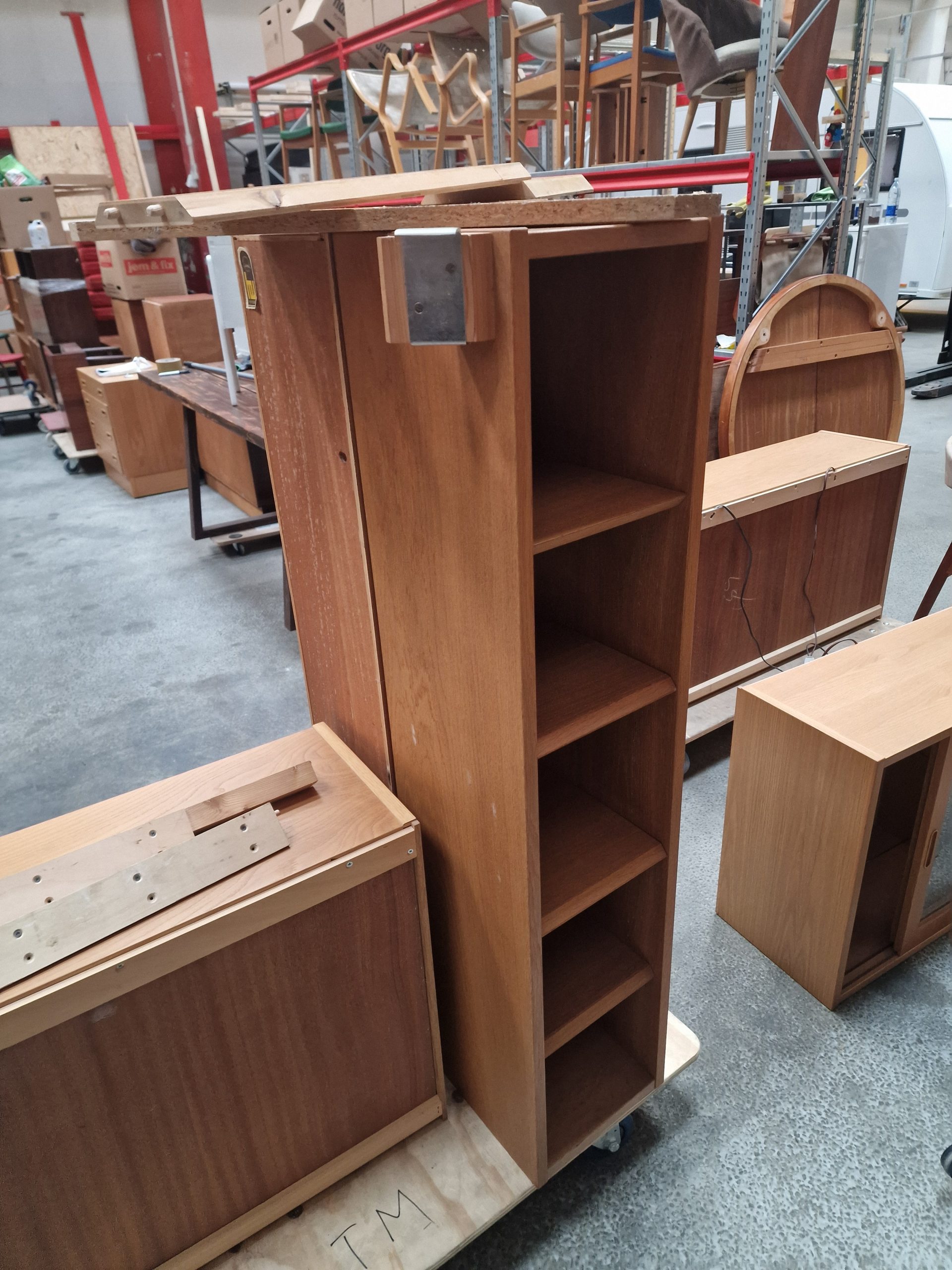 Væghængt reol med vitrine-skabe med skydelåger og en åben, egetræ, Hundevad - Image 7