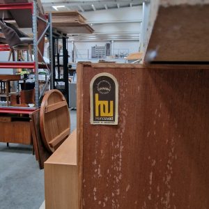 Væghængt reol med vitrine-skabe med skydelåger og en åben, egetræ, Hundevad - Image 8