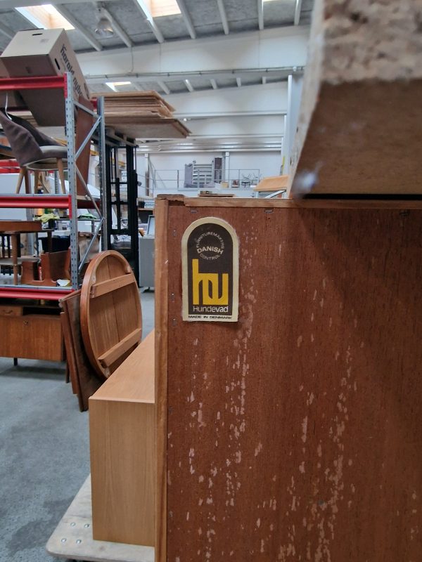 Væghængt reol med vitrine-skabe med skydelåger og en åben, egetræ, Hundevad