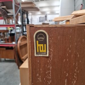 Væghængt reol med vitrine-skabe med skydelåger og en åben, egetræ, Hundevad - Image 5