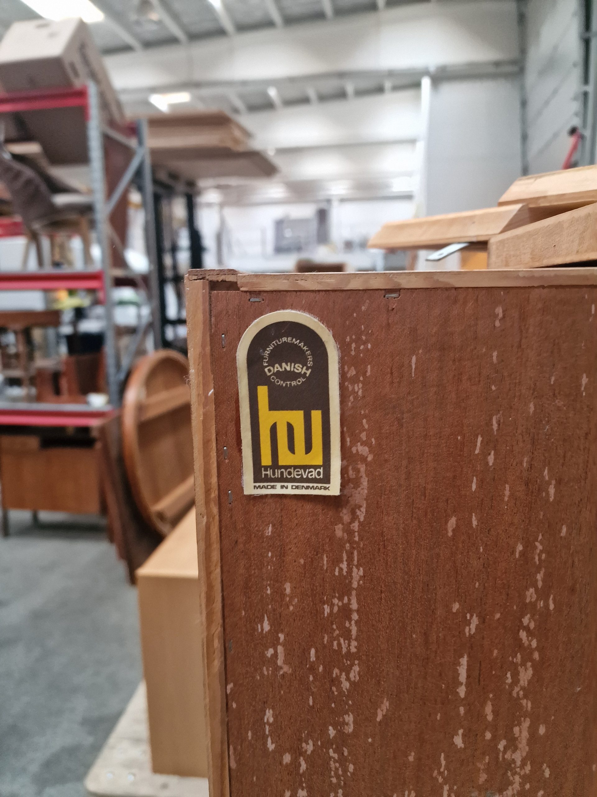 Væghængt reol med vitrine-skabe med skydelåger og en åben, egetræ, Hundevad - Image 5