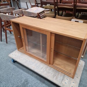 Væghængt reol med vitrine-skabe med skydelåger og en åben, egetræ, Hundevad - Image 6