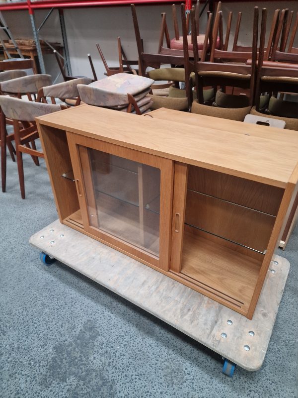 Væghængt reol med vitrine-skabe med skydelåger og en åben, egetræ, Hundevad