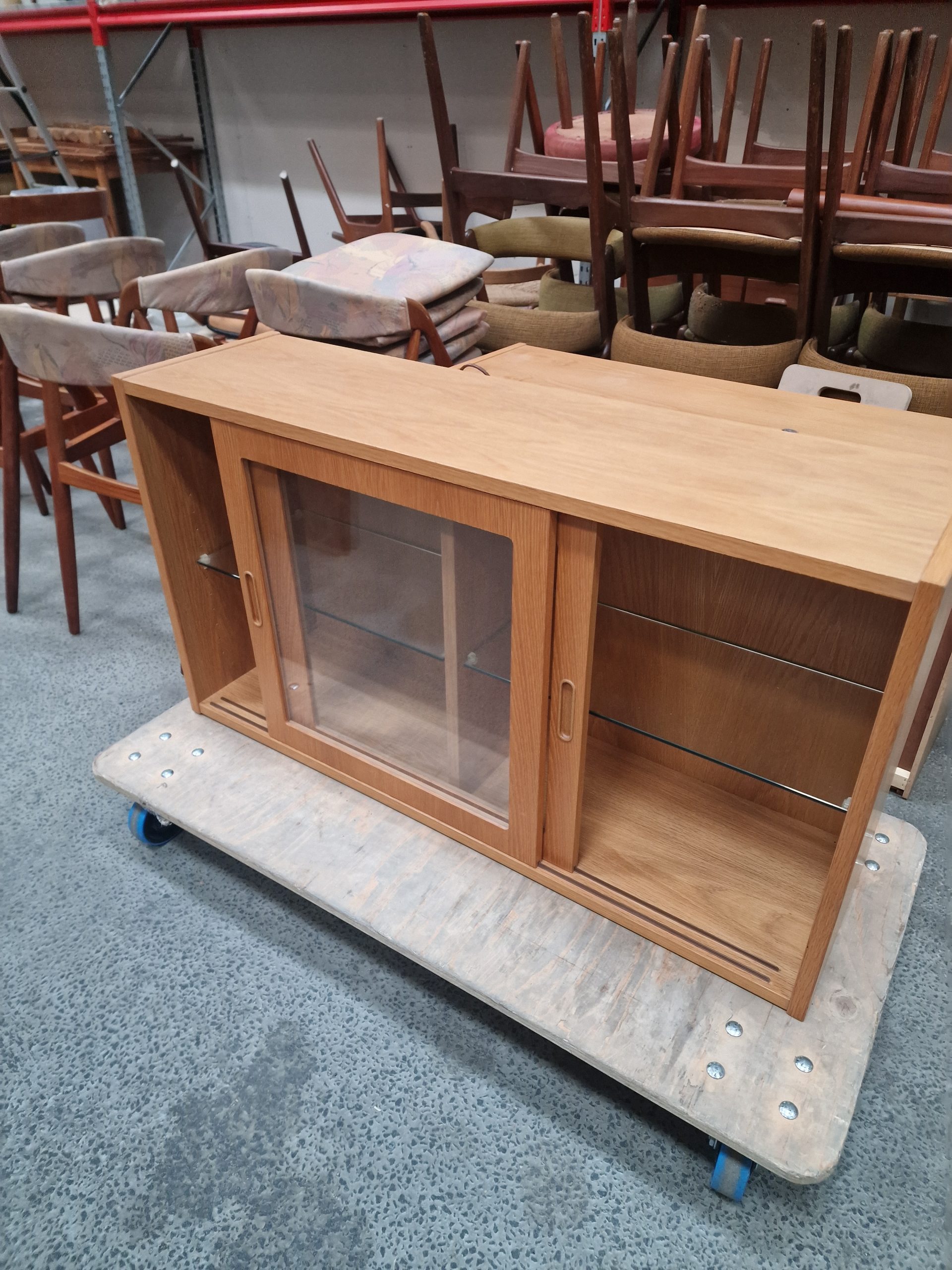 Væghængt reol med vitrine-skabe med skydelåger og en åben, egetræ, Hundevad - Image 6