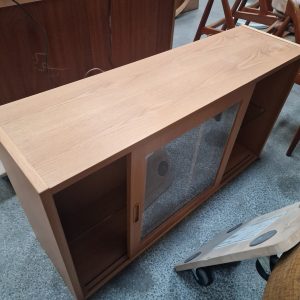 Væghængt reol med vitrine-skabe med skydelåger og en åben, egetræ, Hundevad - Image 4