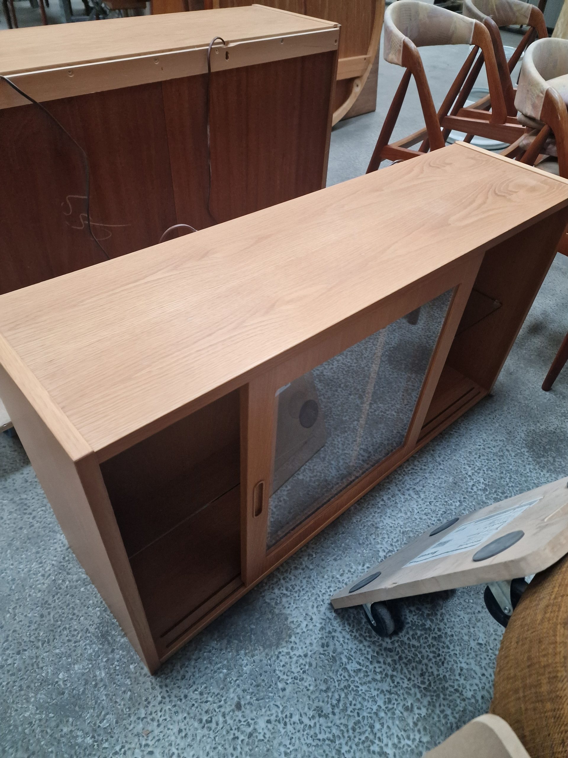 Væghængt reol med vitrine-skabe med skydelåger og en åben, egetræ, Hundevad - Image 4