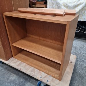 Væghængt reol med vitrine-skabe med skydelåger og en åben, egetræ, Hundevad - Image 3