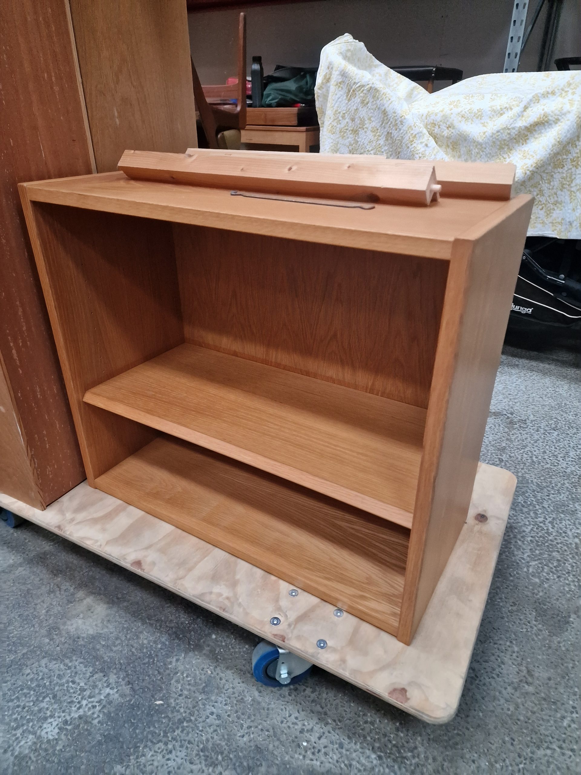 Væghængt reol med vitrine-skabe med skydelåger og en åben, egetræ, Hundevad - Image 3