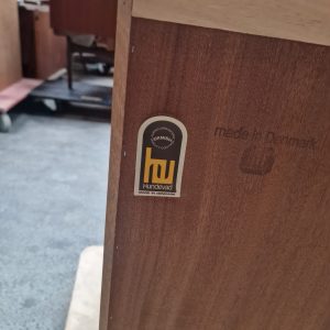 Væghængt reol med vitrine-skabe med skydelåger og en åben, egetræ, Hundevad - Image 2