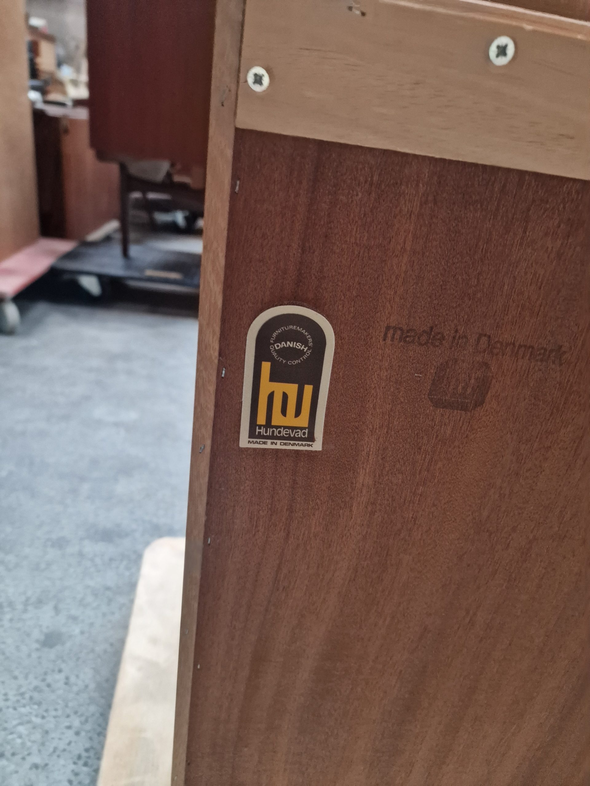 Væghængt reol med vitrine-skabe med skydelåger og en åben, egetræ, Hundevad - Image 2