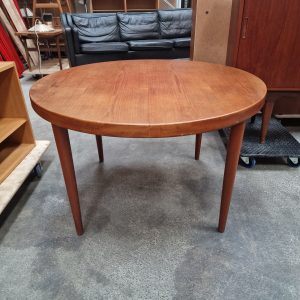 Rundt spisebord i teak uden tillægsplader, Villy Schou Andersen