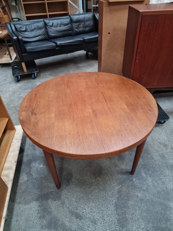Rundt spisebord i teak uden tillægsplader, Villy Schou Andersen