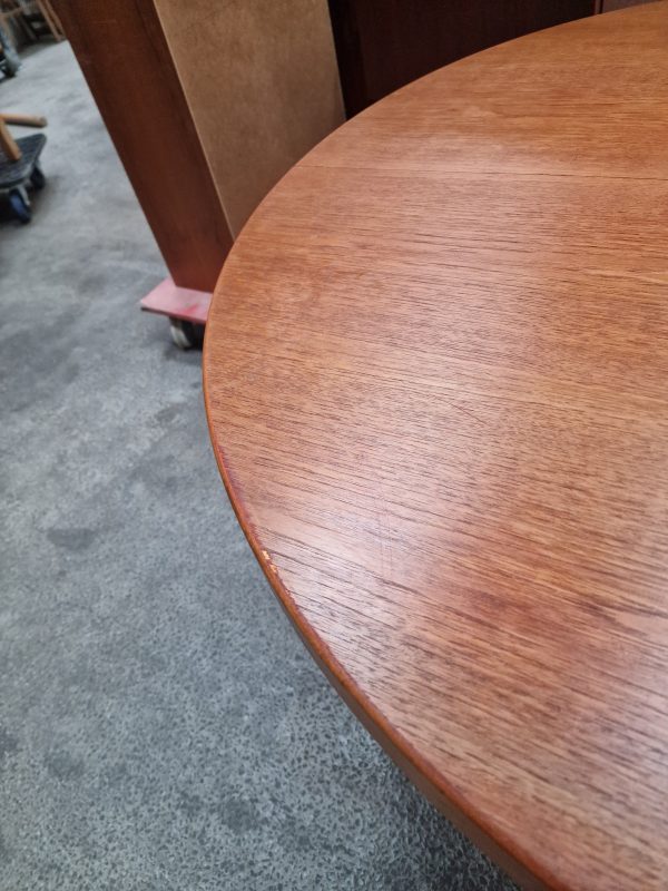 Rundt spisebord i teak uden tillægsplader, Villy Schou Andersen