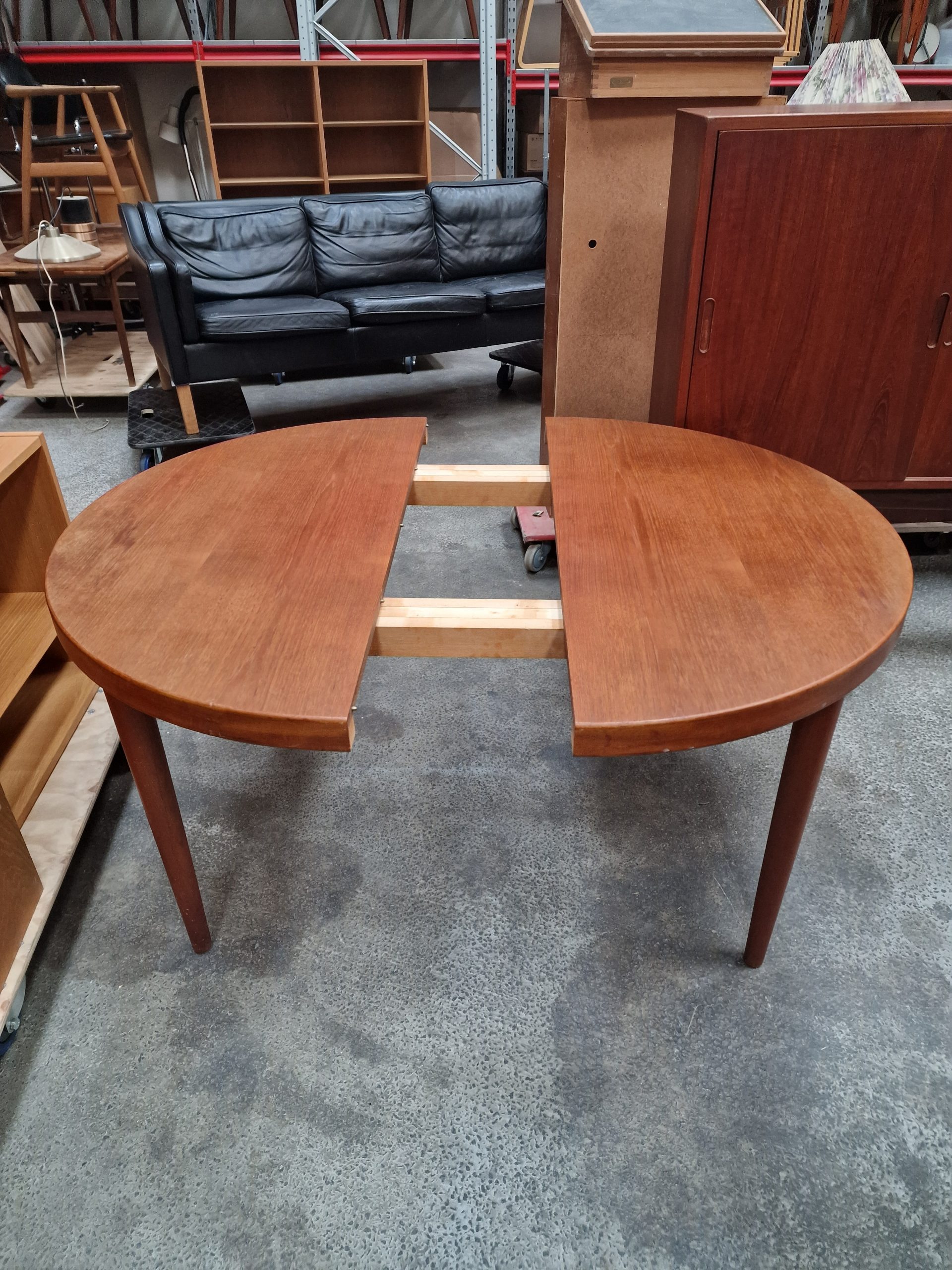 Rundt spisebord i teak uden tillægsplader, Villy Schou Andersen - Image 2