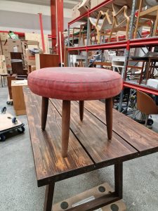 Skammel, rød polstring