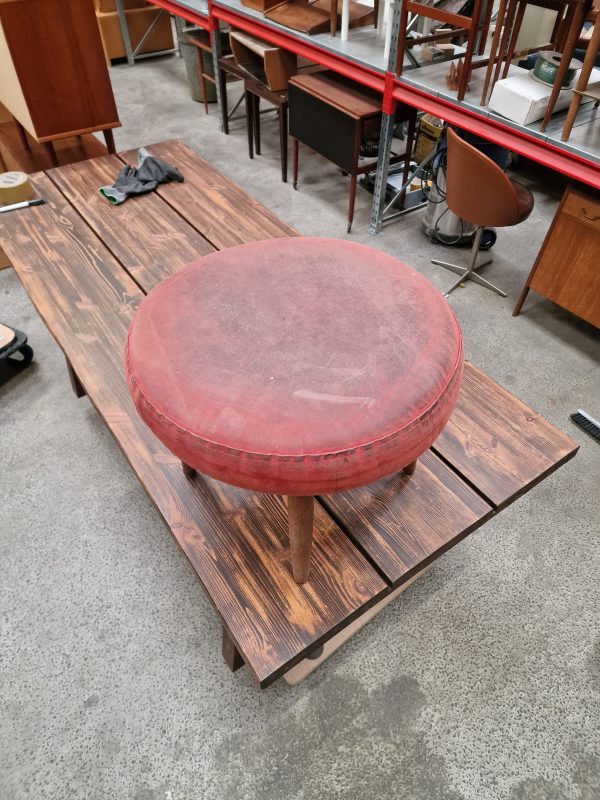 Skammel, rød polstring