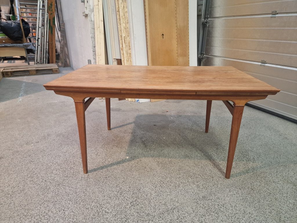 Stort teak spisebord med hollandsk udtræk