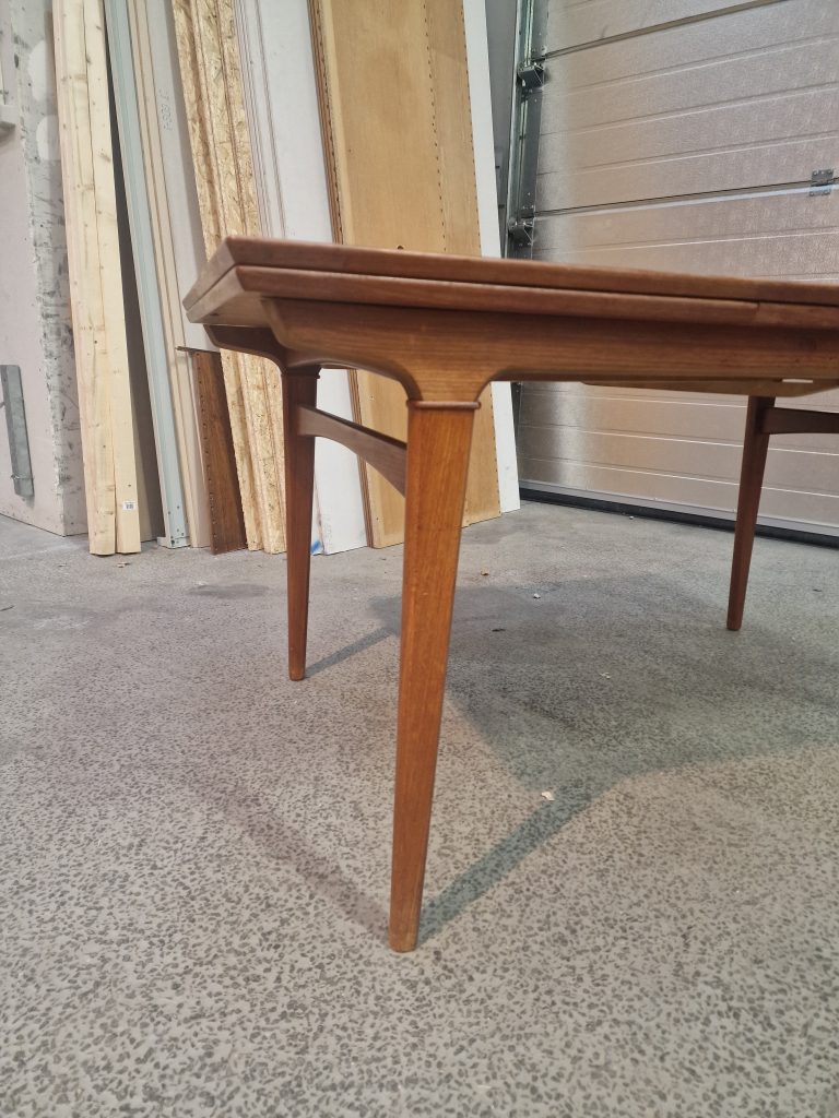 Stort teak spisebord med hollandsk udtræk