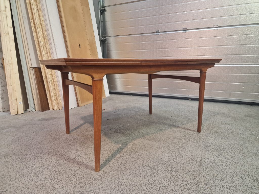 Stort teak spisebord med hollandsk udtræk