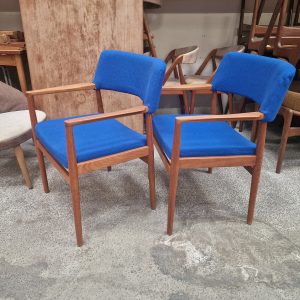 To armstole i massiv teak, blåt betræk, Fritz Hansen - Image 1