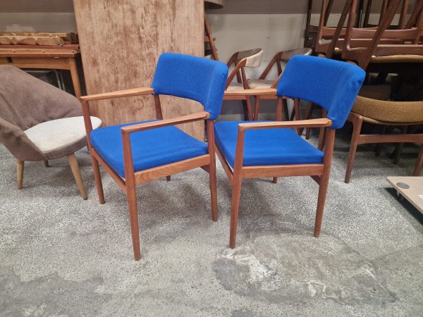 To armstole i massiv teak, blåt betræk, Fritz Hansen