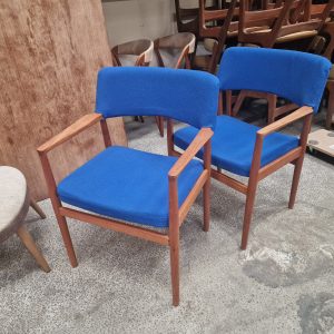 To armstole i massiv teak, blåt betræk, Fritz Hansen - Image 3