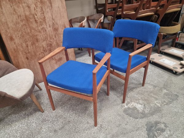 To armstole i massiv teak, blåt betræk, Fritz Hansen