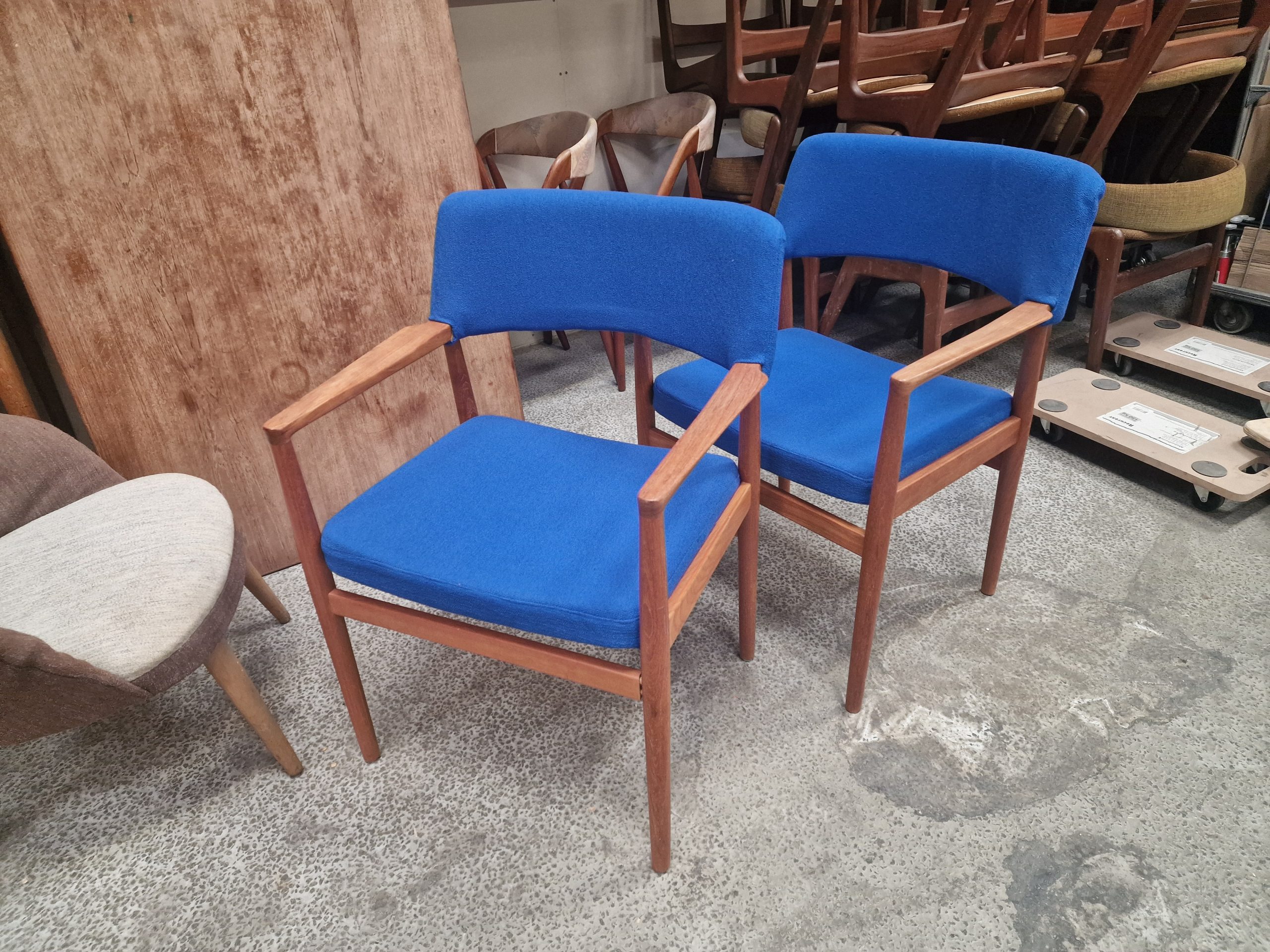 To armstole i massiv teak, blåt betræk, Fritz Hansen - Image 3