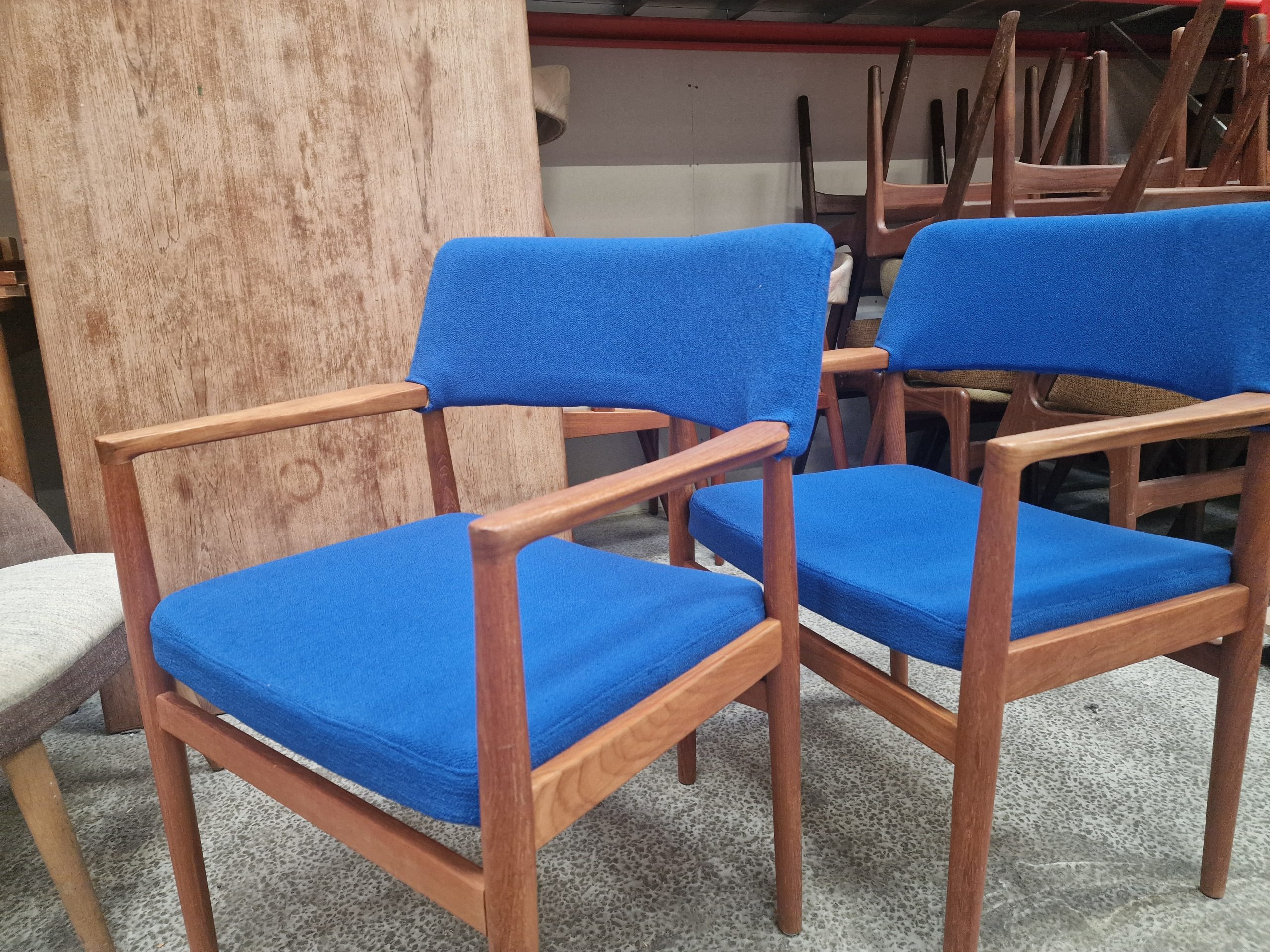 To armstole i massiv teak, blåt betræk, Fritz Hansen - Image 2