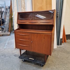 Chatol i teak med udtræksplade, skydelåger, skuffer og skabslåge, Falsig Møbelfabrik - Image 1