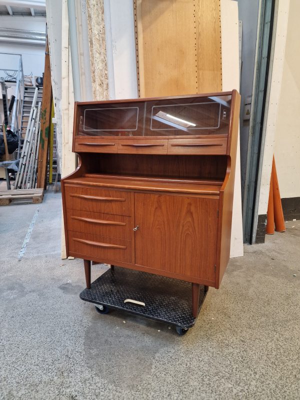 Chatol i teak med udtræksplade, skydelåger, skuffer og skabslåge, Falsig Møbelfabrik