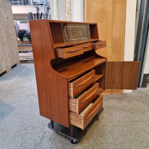 Chatol i teak med udtræksplade, skydelåger, skuffer og skabslåge, Falsig Møbelfabrik - Image 6