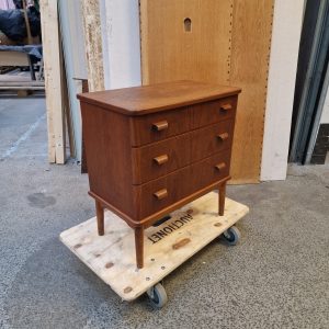 Kommode med tre skuffer, runde hjørner, massive greb og stel af massiv egetræ - Image 2