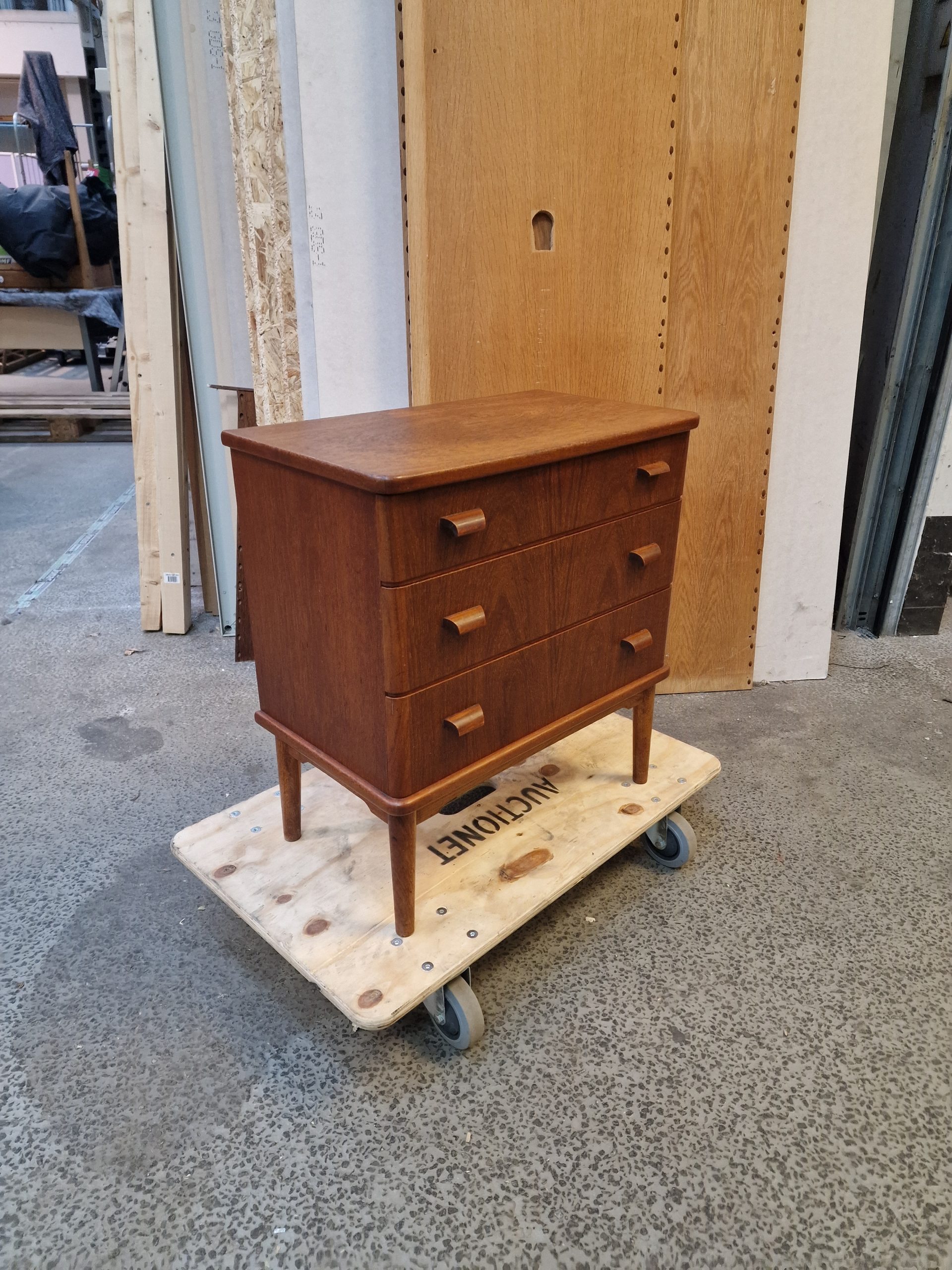 Kommode med tre skuffer, runde hjørner, massive greb og stel af massiv egetræ - Image 2