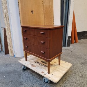 Kommode med tre skuffer, runde hjørner, massive greb og stel af massiv egetræ - Image 4