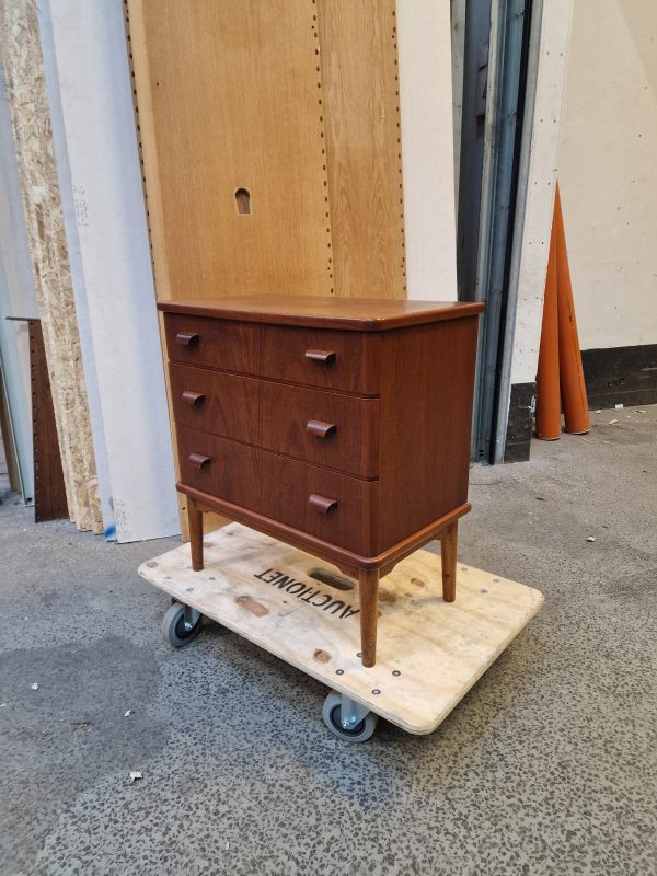 Kommode med tre skuffer, runde hjørner, massive greb og stel af massiv egetræ