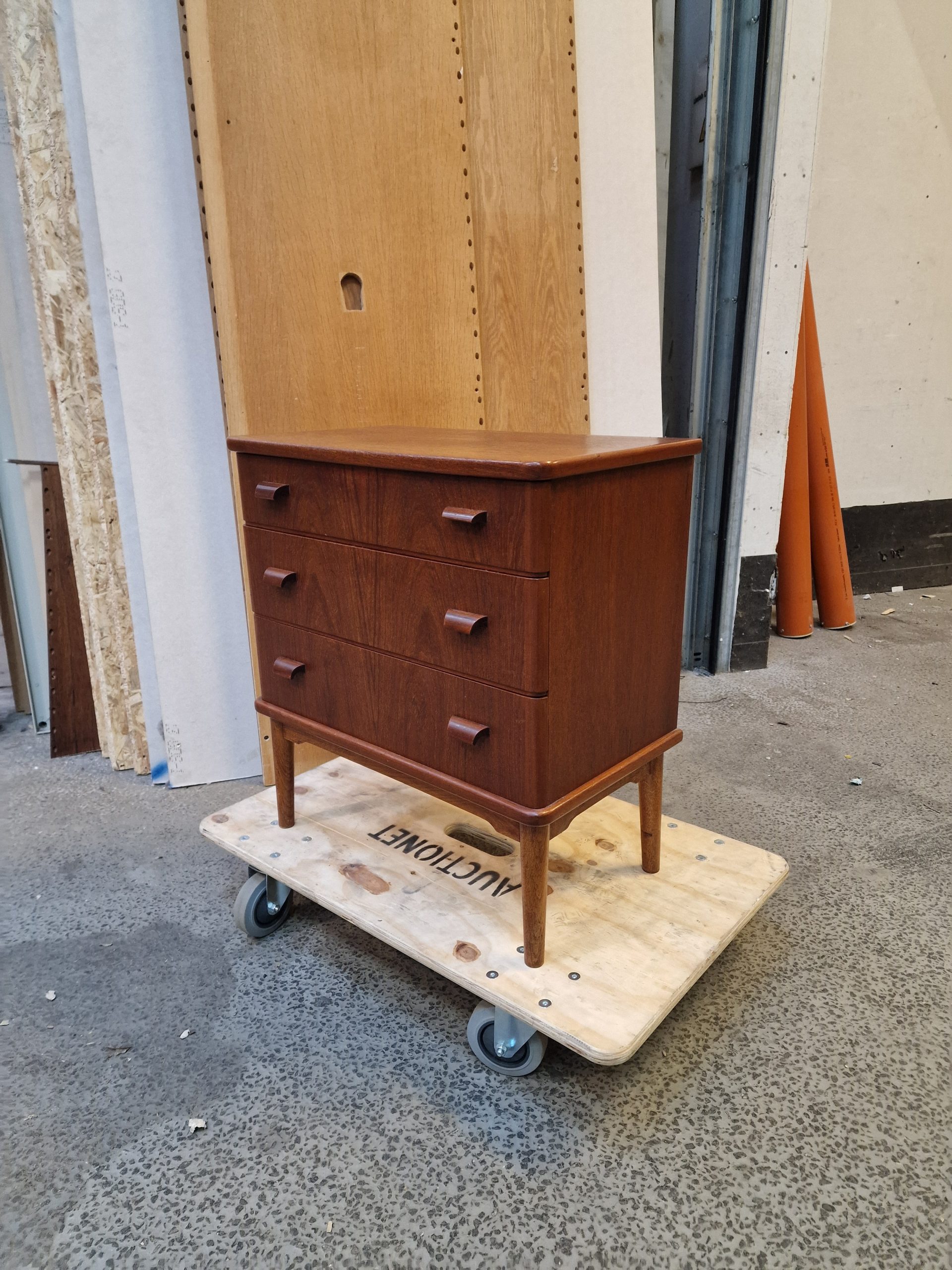 Kommode med tre skuffer, runde hjørner, massive greb og stel af massiv egetræ - Image 4