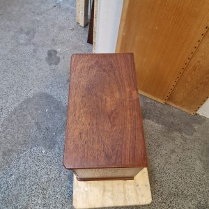 Kommode med tre skuffer, runde hjørner, massive greb og stel af massiv egetræ - Image 3