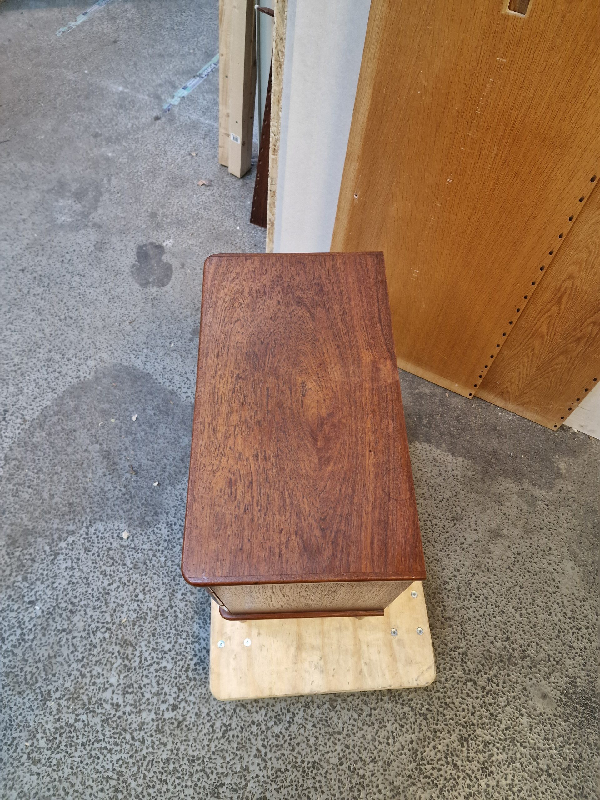 Kommode med tre skuffer, runde hjørner, massive greb og stel af massiv egetræ - Image 3