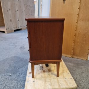 Kommode med tre skuffer, runde hjørner, massive greb og stel af massiv egetræ - Image 5