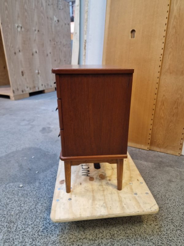 Kommode med tre skuffer, runde hjørner, massive greb og stel af massiv egetræ