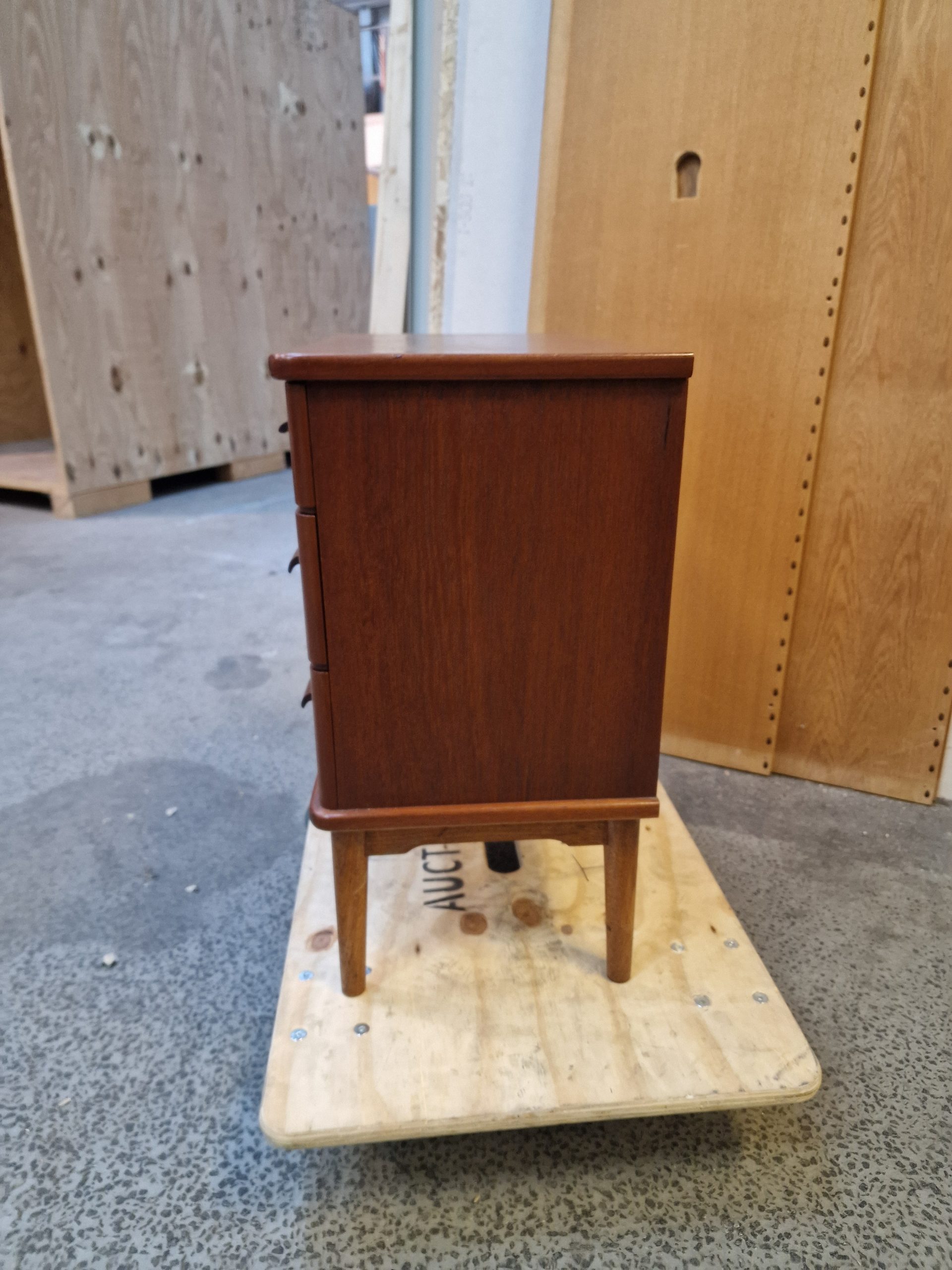 Kommode med tre skuffer, runde hjørner, massive greb og stel af massiv egetræ - Image 5