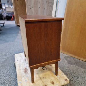 Kommode med tre skuffer, runde hjørner, massive greb og stel af massiv egetræ - Image 7